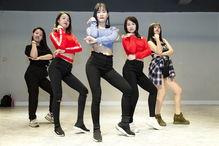 成人跳舞不协调视频  第1张